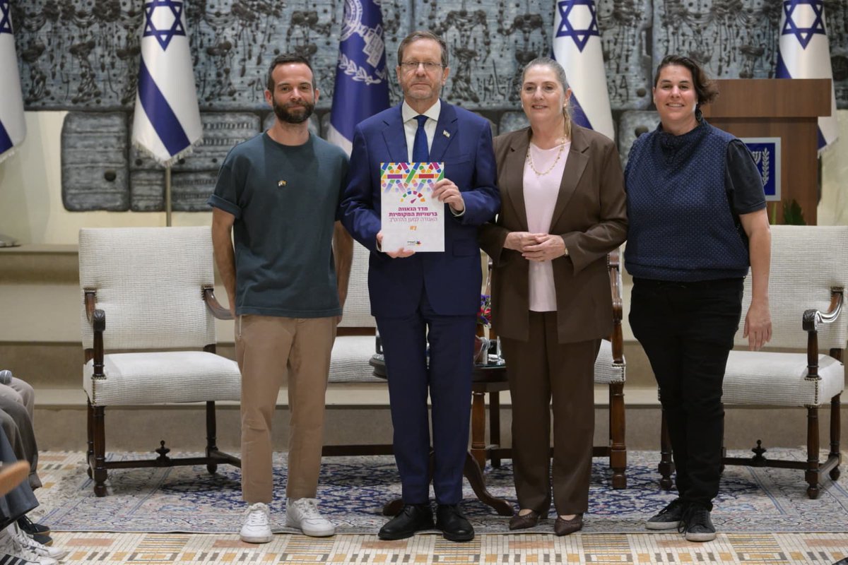 AgudaIsraelLGBT's tweet photo. מדד הגאווה 2026 הושק בבית הנשיא ופתוח לצפייה!

אנו גאים להכריז שמדד הגאווה ברשויות המקומיות הוגש לנשיא המדינה הרצוג בטקס מרגש ובנוכחות נציגי הרשויות המובילות והבולטות במדד. 

השנה המדד התרחב לעוד 8 רשויות נוספות ברחבי הארץ -  כל רשות כזו עושה צעד חשוב בראייה לעתיד בחיזוק תחושת השייכות והביטחון האישי עבור הקהילה הגאה ברשות. 

מדד הגאווה מזכיר לנו שהרשויות המקומיות הן קו ההגנה הראשון של הקהילה. לכל רשות יש אופי משלה, ולכולן אחריות משותפת להראות שאפשר לבנות כאן חברה מגוונת, חיה ובטוחה גם בעת מחלוקות.

האגודה למען הלהט"ב מברכת את הרשויות המצטיינות ואלו שקפצו ברמת בדירוג ומשקיעות בצורה משמעותית ברווחת קהילת הלהט"ב בתחומן. 

אנו מודים למחלקת גאווה מקומית באגודה על העבודה הקשה כל השנה עם מאות גורמים שונים ועל הובלת הפרויקט הלאומי החשוב הזה. 

רוצים.ות לראות איפה ממוקמת הרשות שלכם? היכנסו לאתר 
https://t.co/xa2I5DL2Nf

צילום: עמוס בן גרשום/לע״מ