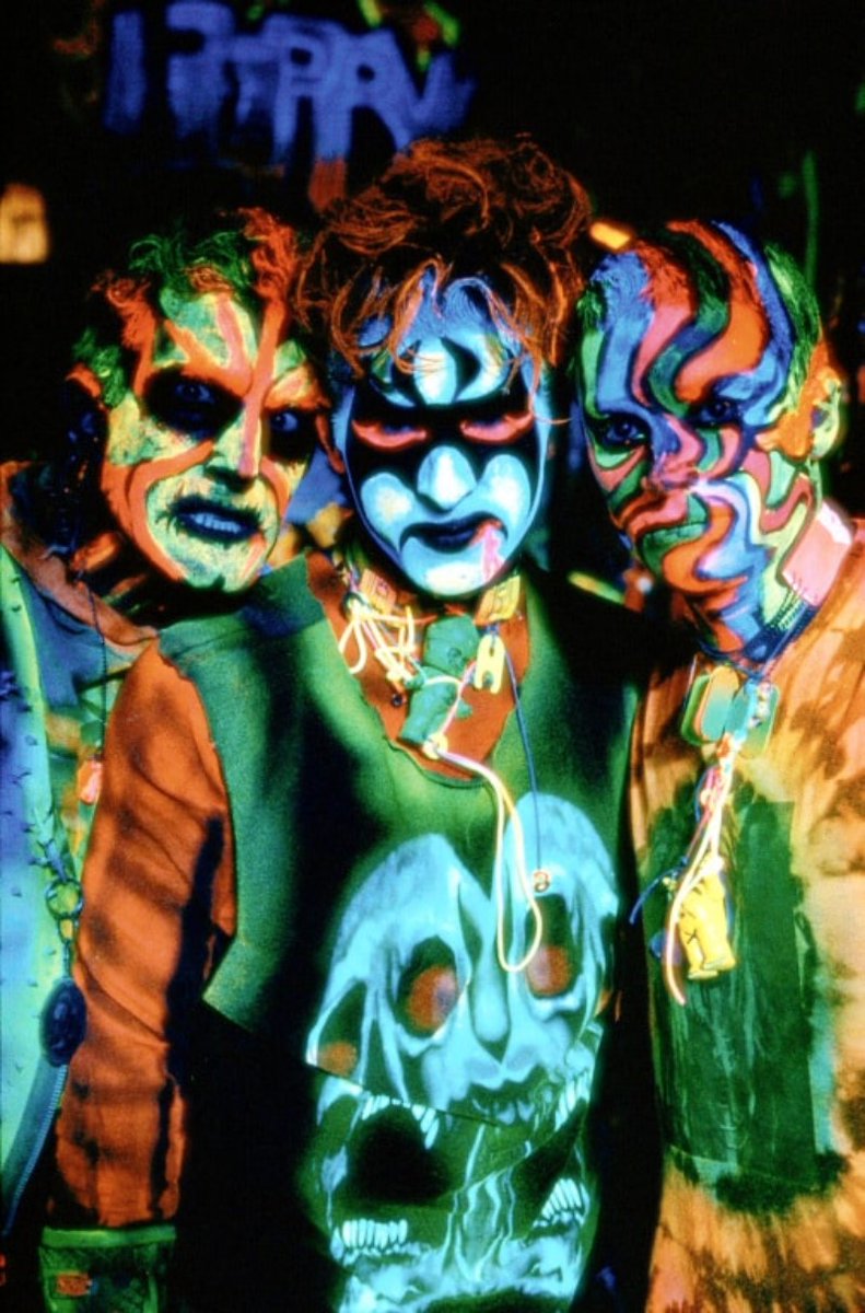 DailyBatForever's tweet photo. Neon Gang members from
#BatmanForever
behind the scenes.

Colourful but menacing characters in a colourful but often dark atmosphere, good representation of the 90s spirit and balance of tones in this unique movie imo. https://t.co/TXxYlkYNOl