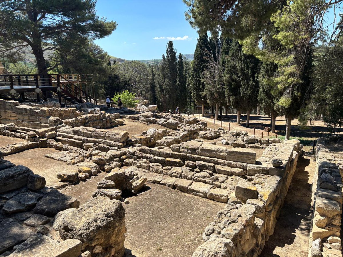 cultureGR's tweet photo. 📌 Η #ΥΠΠΟ Λίνα Μενδώνη αποκαλύπτει στην #Κνωσό την αναμνηστική πινακίδα της #UNESCO, στο πλαίσιο των εορταστικών εκδηλώσεων για την εγγραφή των #Μινωικών Ανακτορικών Κέντρων, στον Κατάλογο Παγκόσμιας Κληρονομιάς του οργανισμού.

🔗 https://t.co/6AhvFCZz4K

#MinCultureGr https://t.co/xuy7w1UzGa