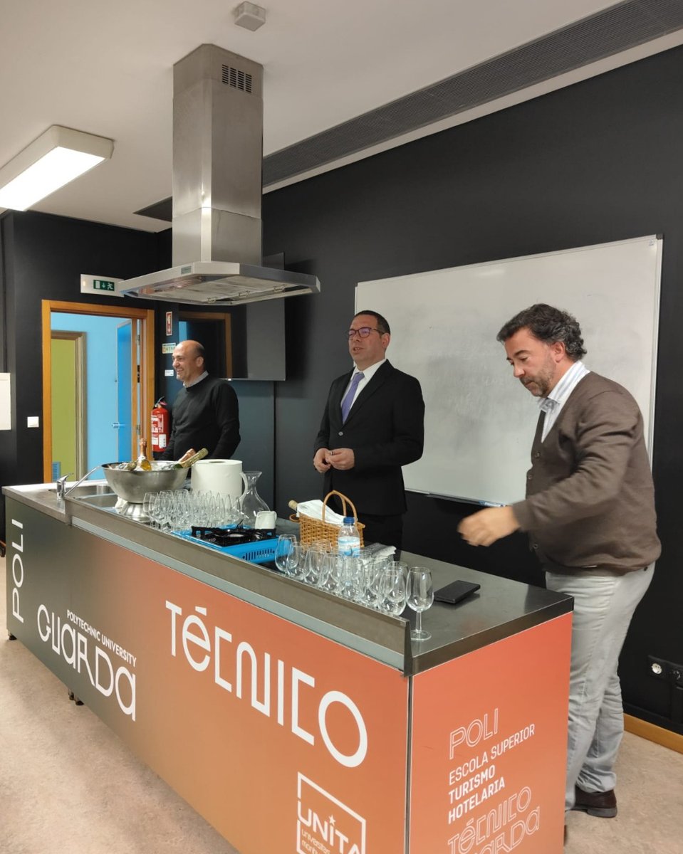 ipguarda's tweet photo. "Serviço de Vinhos da Bairrada - Análise Sensorial” foi o nome da aula aberta que decorreu no dia 18 de maio, na ESTH.  A apresentação foi desenvolvida pelos docentes João Carvalho, Luís Silva e Nelson Soares e contou com uma apresentação da região da Bairrada. 🍷 https://t.co/ZjTENEyLuT