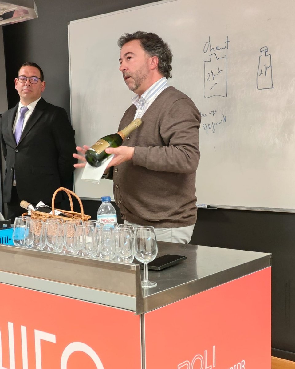 ipguarda's tweet photo. "Serviço de Vinhos da Bairrada - Análise Sensorial” foi o nome da aula aberta que decorreu no dia 18 de maio, na ESTH.  A apresentação foi desenvolvida pelos docentes João Carvalho, Luís Silva e Nelson Soares e contou com uma apresentação da região da Bairrada. 🍷 https://t.co/ZjTENEyLuT