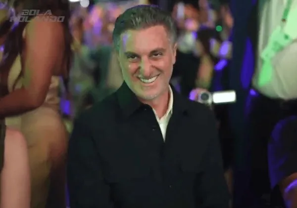 AurelioAraujo's tweet photo. Assim que apareceu a imagem do Luciano Huck sorrindo quando o Ancelotti convocou o Neymar, tava tudo fadado ao fracasso. É mais seguro ser um personagem do Poderoso Chefão ao redor de dezenas de laranjas do que se associar ao Huck. É o mau presságio, é um corvo de sapatênis. https://t.co/yVyxopDkCs