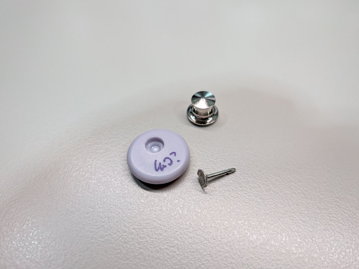 kitakoh's tweet photo. 【作り方】
1. ピンはペンチでつまんでｵﾗｵﾗｯ!!とやると、ポロッと取れます。

2. カフスの金具部分を、手芸通販やAmazonなどで買ってきます。

※平皿部分が10mmの物を買ったのですが、接着面積が広い方が良いので、12～13mmくらいのが手に入るとベストだと思います。

3. 金属とプラスチックをくっつけられる接着剤で接着します。
