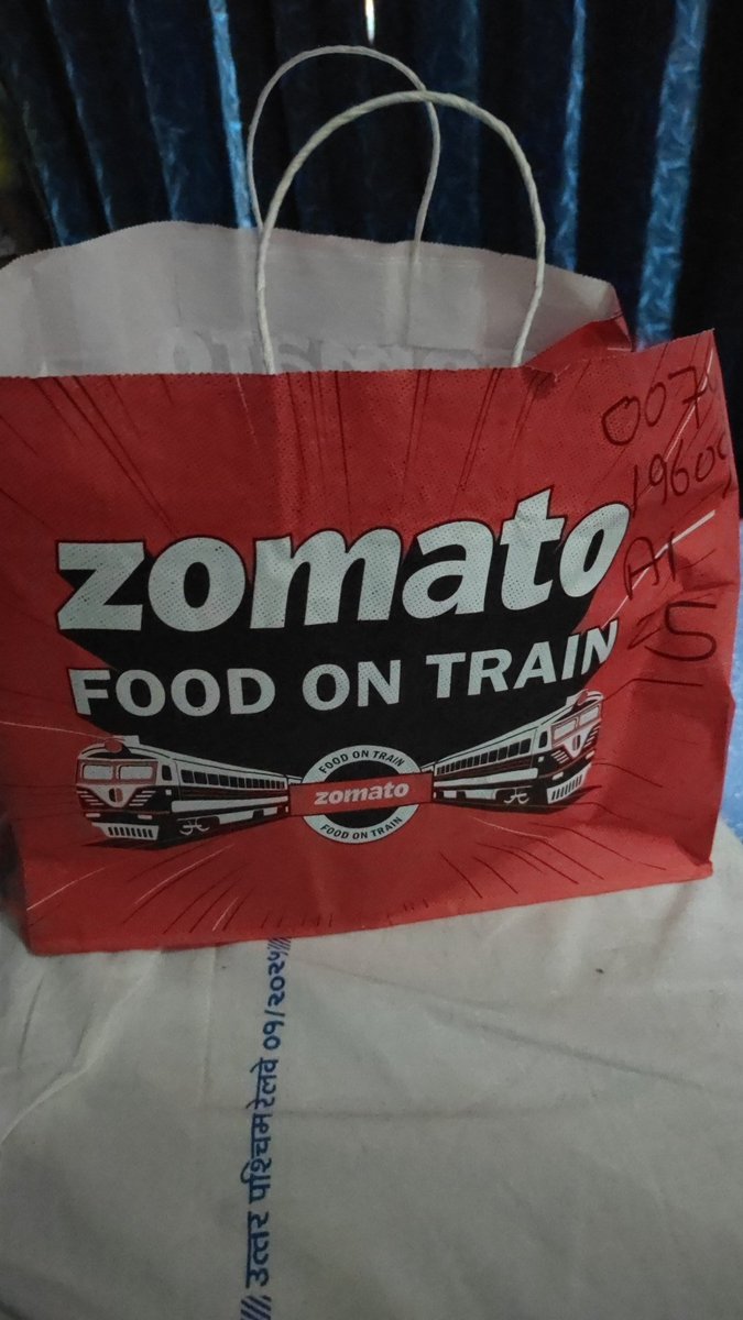 CommonMan__'s tweet photo. Got good on train 
Thanks @zomato and @LaPinozPizzaInd https://t.co/63thG4pTZ5