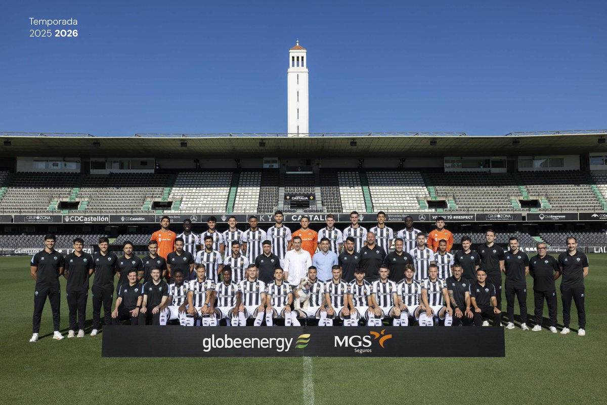 CDCastellon's tweet photo. 📷 @haralabob, el cuerpo técnico y la plantilla posan para la foto oficial de la temporada 2025/2026 

🐶 Oscar Voulgaris tampoco se la quiso perder 

🛍️ Disponible para su compra mañana en la @TendaCDCS 

#PPO👂 https://t.co/AEsiJkTdCR