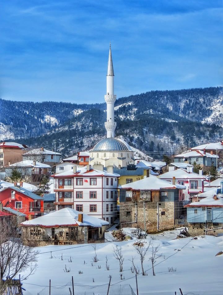 KaraLovic's tweet photo. Millet yaz geldi falan diyor bizim köyde daha karlar erimedi ne yazı kardeş https://t.co/t1H4a8wmKj