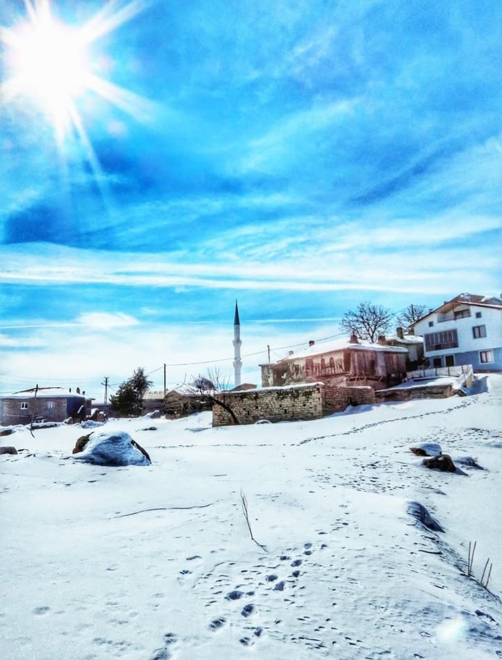 KaraLovic's tweet photo. Millet yaz geldi falan diyor bizim köyde daha karlar erimedi ne yazı kardeş https://t.co/t1H4a8wmKj
