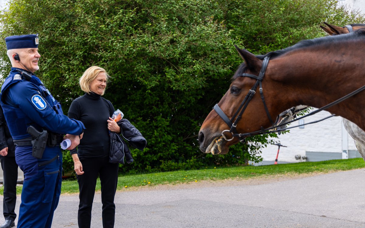 PoliisiHelsinki's tweet photo. Sisäministeri Mari Rantanen vieraili tänään Helsingin poliisilaitoksella. Poliisipäällikkö Jari Liukku esitteli poliisilaitoksen toiminnan tuloksia. Lisäksi ministeri tutustui valvontatoimintaan ratsupoliisissa ja Länsisatamassa. https://t.co/nQvF1rYfQA