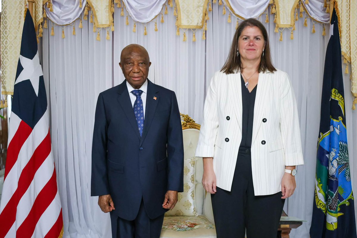 AmbCanCI's tweet photo. SE Mme Sandra Choufani a présenté ses lettres de créance à SE M. Joseph Boakai, Président de la République du Liberia, et a exprimé sa volonté de renforcer la coopération bilatérale avec le gouvernement libérien. https://t.co/vTnea0NvK7