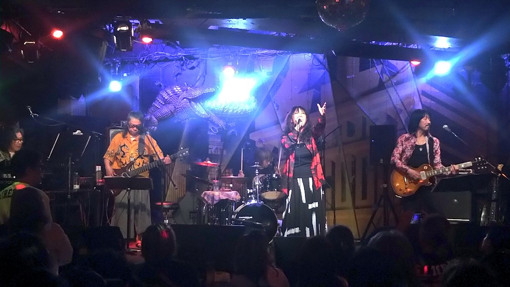 kkoouuggeenn's tweet photo. ビリヤード台まで埋まったお客さんを前に新譜から未発表の新曲まで幅広いセトリ。ノアさんの歌唱が素晴らしいのは勿論の事、支えるベテランな方々が揃う楽器陣も素晴らしい✨出演者の皆さん・原宿クロコダイルさん、素敵な時間をありがとうございました(^-^)/
#水木ノア
#原宿クロコダイル
#dmid2015 https://t.co/BbtOPcxd33