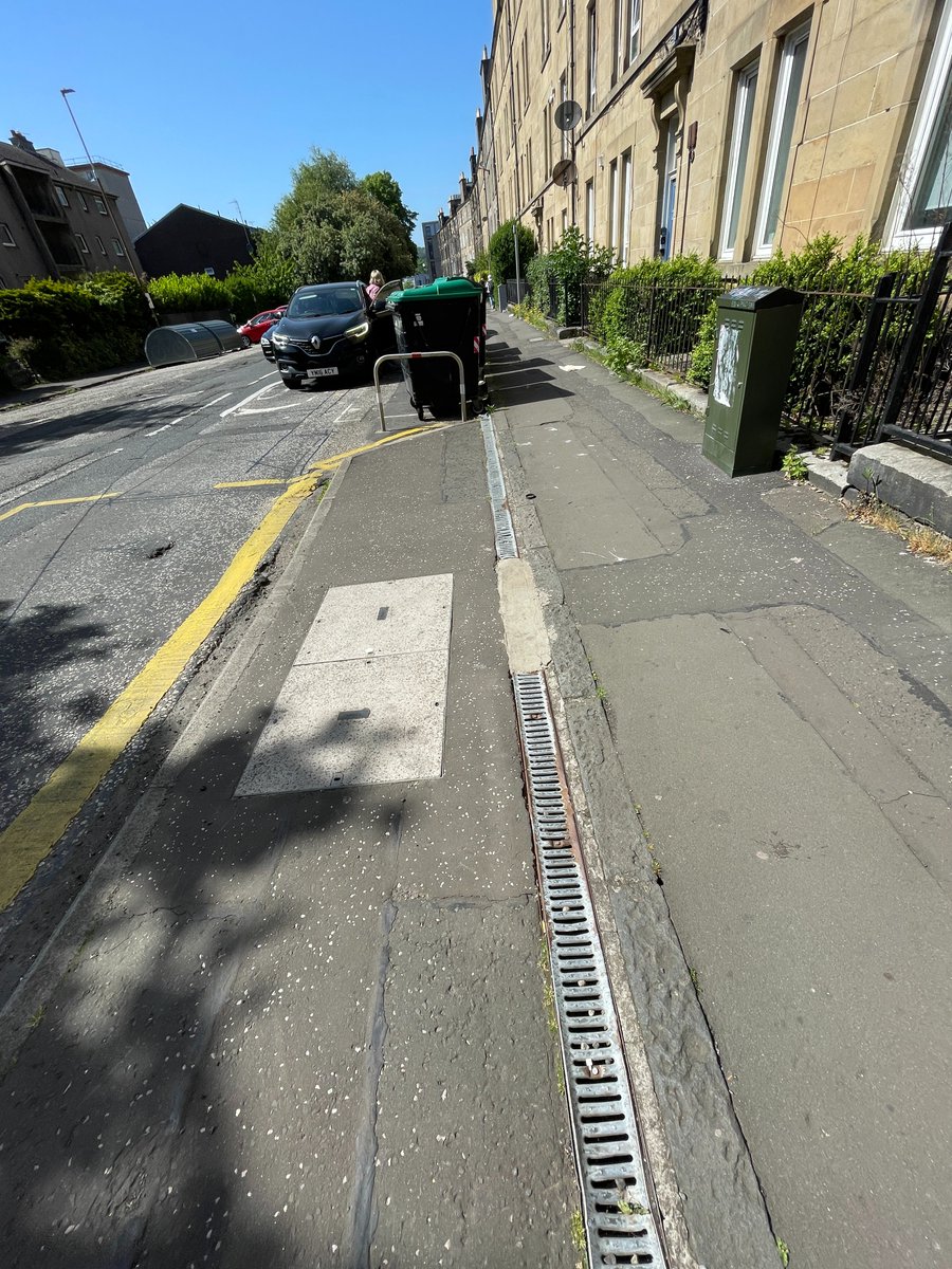 AuldAngus's tweet photo. @edinhelp It's nice to see the extended pavements on Westfield Road are getting a bit of attention. Hopefully you won't forget about the other two on the other side of the road. https://t.co/HiY9I4cozR