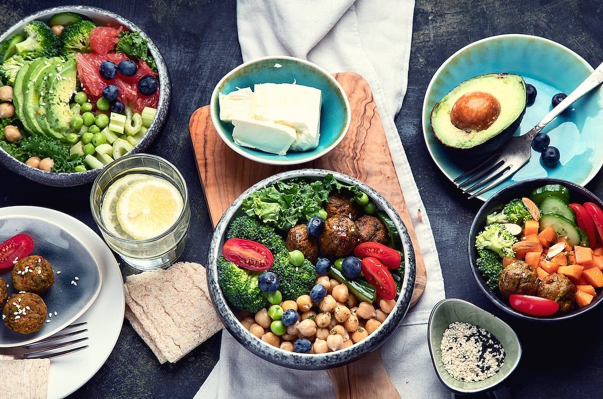 Cardiotabs's tweet photo. Menopause can bring frustrating changes, especially when it comes to weight. A new study following more than 38,000 women found that eating patterns centered around fruits and vegetables were linked to a lower risk of weight gain during midlife. https://t.co/HfYNr3kEfX https://t.co/DwmAJ6hgPI