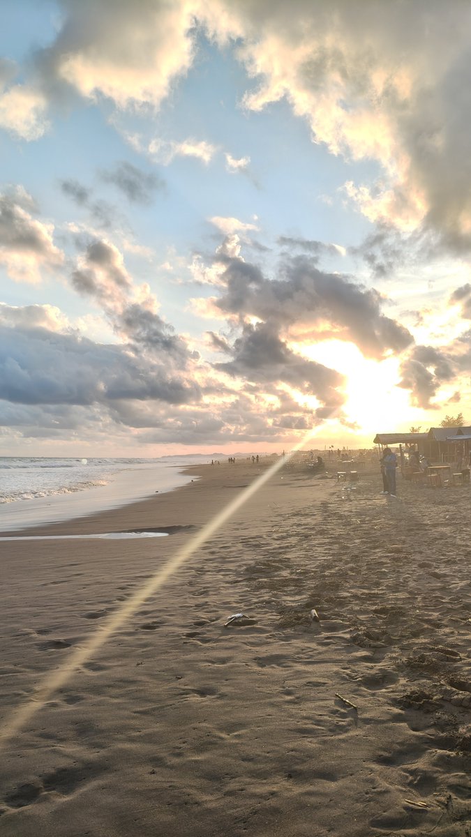 icharscf's tweet photo. akhirnya ke pantai juga
kasian ga diajak @Hariztsyah_14 https://t.co/GJ3Jd7OPAl