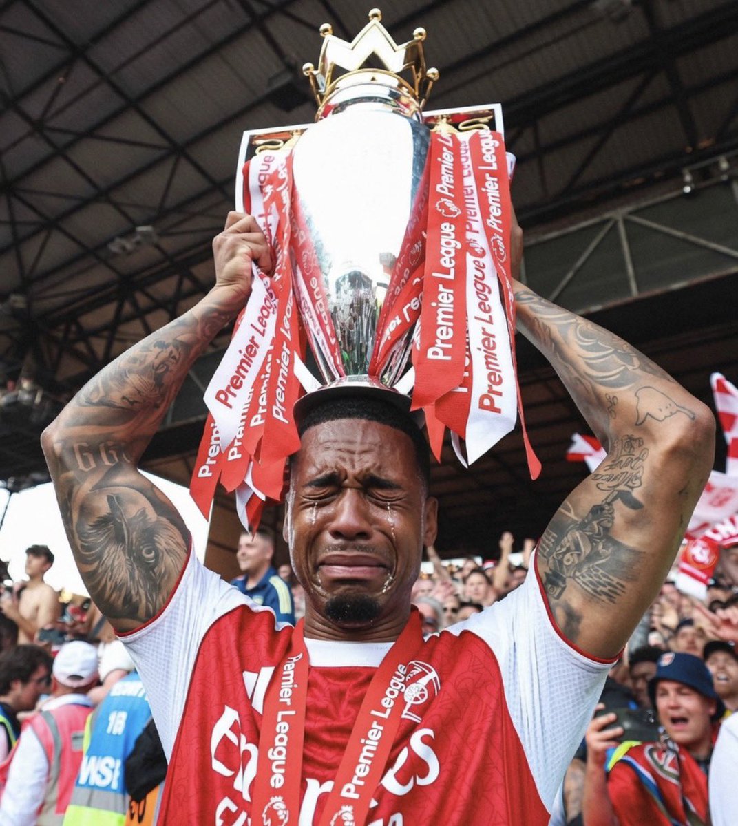 TrollTouchline's tweet photo. 🚨💣 | 𝐁𝐑𝐄𝐀𝐊𝐈𝐍𝐆: 🤯

It has now been 9 days since Arsenal won the Premier League after 22 years of drought

and yet not a single Premier League club has publicly congratulated them. 😳

That level of silence honestly says a lot about the lack of sportsmanship from rival teams.

You really have to feel for Arsenal fans right now 💔😬