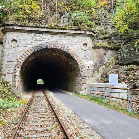 theworkfluss's tweet photo. @WDRailways @WDRailways
 
Something odd here? It's the famous Kannonenbahn East West railway in Germany. After WW1 French reparations lifted half the tracks. Now a cycle way at Lengenfeld unterm Stein. 😁 https://t.co/eCCY5gkCqh