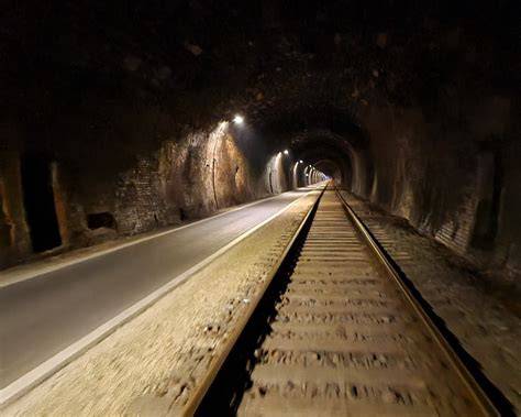 theworkfluss's tweet photo. @WDRailways @WDRailways
 
Something odd here? It's the famous Kannonenbahn East West railway in Germany. After WW1 French reparations lifted half the tracks. Now a cycle way at Lengenfeld unterm Stein. 😁 https://t.co/eCCY5gkCqh