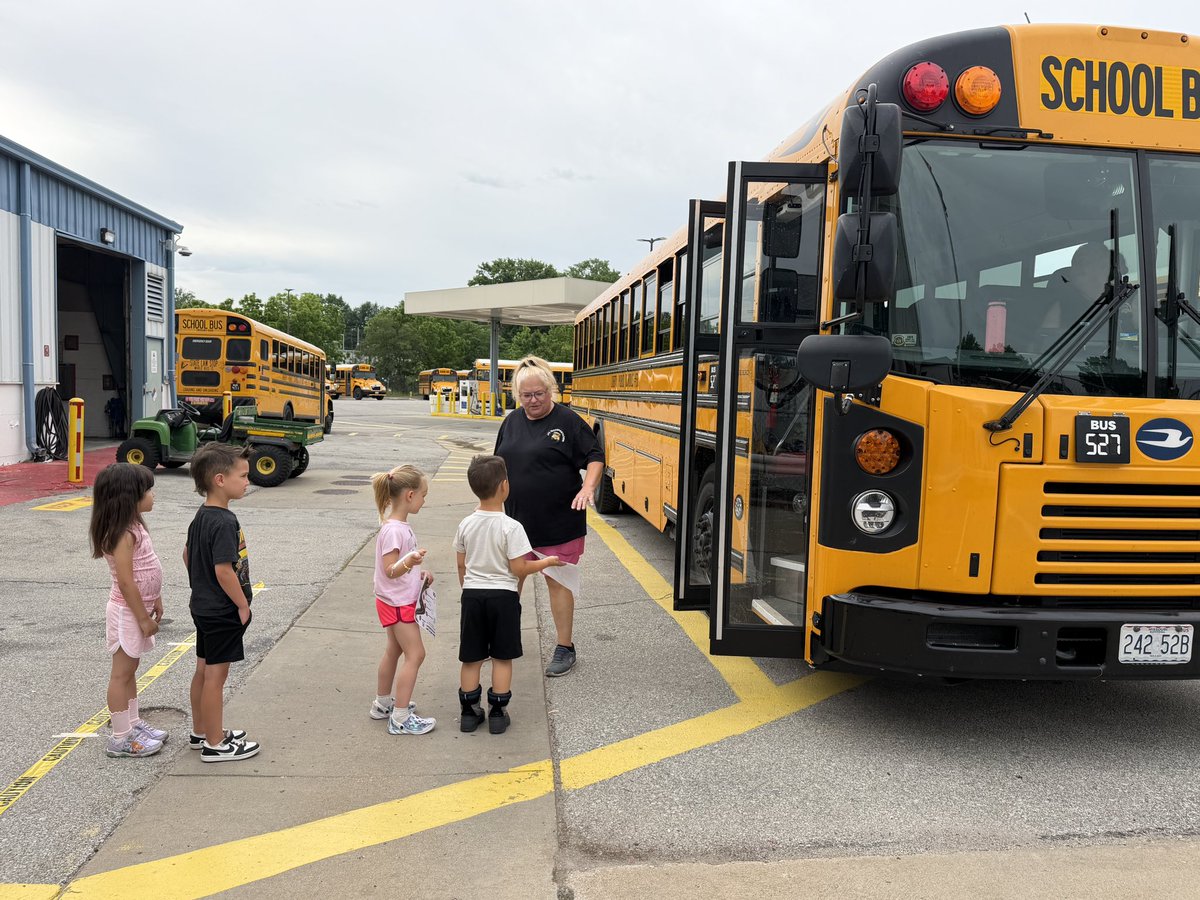 LIBERTYSCHOOLS's tweet photo. Incoming kindergarten students are meeting the bus today! They got their route information and then got to practice safely getting on the bus. They even took a ride around the block! #LPSLeads https://t.co/DOZk8twIUZ