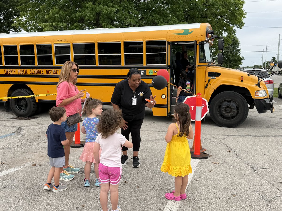 LIBERTYSCHOOLS's tweet photo. Incoming kindergarten students are meeting the bus today! They got their route information and then got to practice safely getting on the bus. They even took a ride around the block! #LPSLeads https://t.co/DOZk8twIUZ