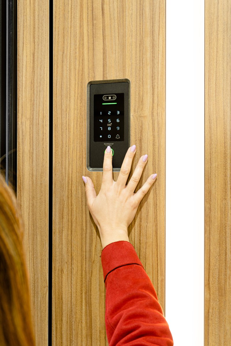 technicdoor's tweet photo. 120 mm pivot door, finished in Trespa NW14 phenolic on both the interior and exterior, showcasing a sophisticated and contemporary aesthetic. 🌿

📩 info@technicdoor.com
📞 +351 961 128 952
💻 https://t.co/nVt1ivwJxb

#technicdoor #luxurydoors #architecture #pivotdoor #frontdoor https://t.co/W1doXMsvOR