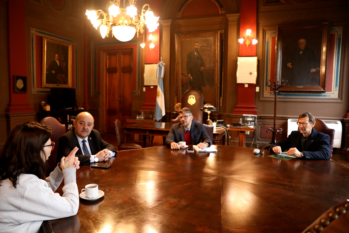 unlp's tweet photo. El presidente de la #UNLP @tauberfernando se reunió con la ministra de Hábitat y Desarrollo Urbano bonaerense, @sbatakis para comenzar a delinear futuros acuerdos para la edificación de casas con impresoras 3D en la Provincia https://t.co/WOE5q0k1Pe