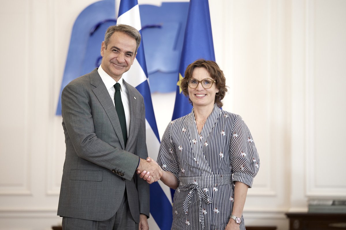 PrimeministerGR's tweet photo. Συναντήθηκα με την Ευρωπαία Επίτροπο Περιβάλλοντος, Ανθεκτικότητας των Υδάτων και Ανταγωνιστικής Κυκλικής Οικονομίας, Jessika Roswall. Τα τελευταία τέσσερα χρόνια έχουμε επενδύσει περισσότερα από 600 εκατομμύρια ευρώ για την προστασία των δασών μας. https://t.co/Ou5sxNkeuu https://t.co/luCWd8ehJl