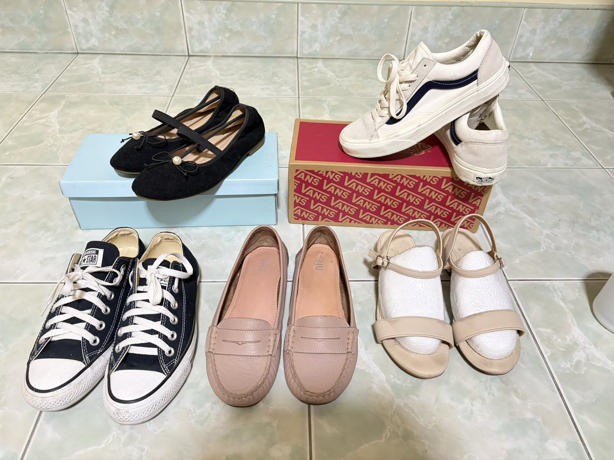 _toeyben's tweet photo. ส่งต่อรองเท้าคับ ☁️
Converse / Shu / Kyda / Labotte / Vans

ค่าส่ง 50 บาท 
ลายละเอียดใต้คอมเม้น
หรือขอดูรูปเพิ่มเติมได้ค่ะ 
Dm หรือ line : toeynnnn
#ส่งต่อ #รองเท้ามือสอง #รองเท้า #vans #converse #รองเท้าผ้าใบ #รองเท้าผ้าใบมือสอง #มือสอง #มือสองของแท้ https://t.co/AZjsonbvxQ
