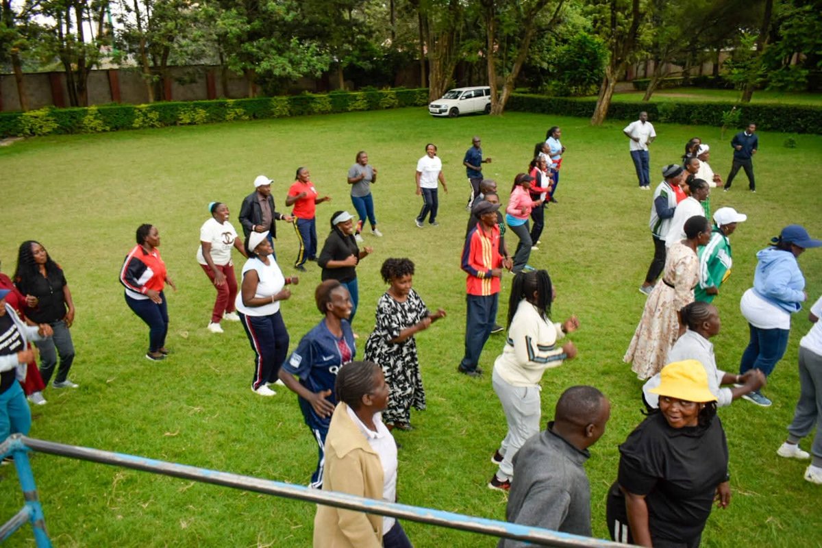 kivuliwellness's tweet photo. This week, Kivuli Wellness Kenya was honored to facilitate team-building sessions during the Nakuru County Department of Health’s mental health awareness programme for CHAs &amp; CHPs, in collaboration with Amref Health Africa. https://t.co/E7npzLQy6J
