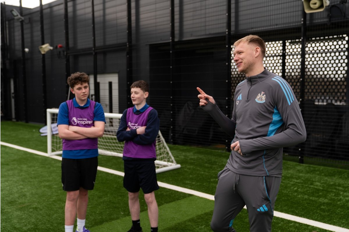 NU_Foundation's tweet photo. Having a kickabout with your mates and a Newcastle United player 🙌 

Earlier this season, Aaron Ramsdale got stuck into a session with Premier League Inspires students on our rooftop pitch at NUCASTLE.

Plenty of laughs and high fives all round 😁 Thanks for stopping by, Rambo!

Full story 👉 https://t.co/mvApxjxNR4

@PLCommunities 
#PLInspires #PLMoreThanAGame