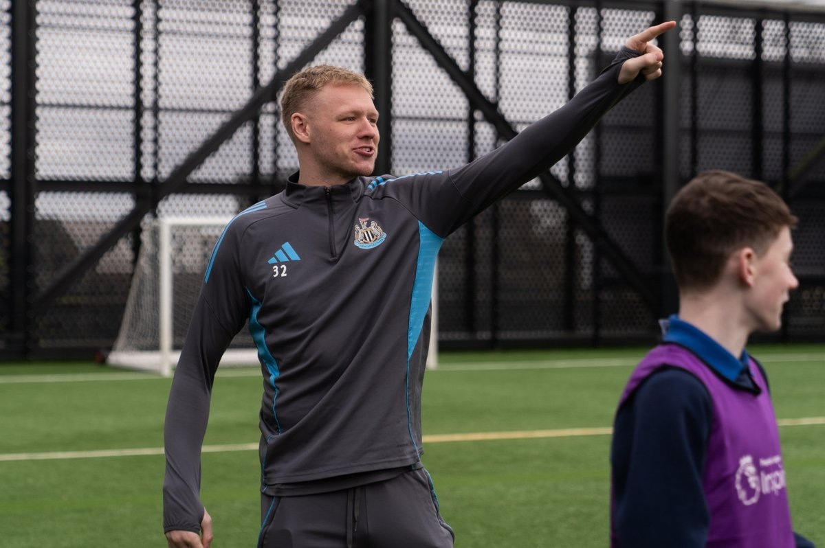 NU_Foundation's tweet photo. Having a kickabout with your mates and a Newcastle United player 🙌 

Earlier this season, Aaron Ramsdale got stuck into a session with Premier League Inspires students on our rooftop pitch at NUCASTLE.

Plenty of laughs and high fives all round 😁 Thanks for stopping by, Rambo!

Full story 👉 https://t.co/mvApxjxNR4

@PLCommunities 
#PLInspires #PLMoreThanAGame