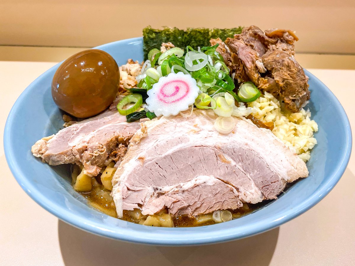 kugai_____'s tweet photo. 二丁目ラーメン＠橋本

ひらいめんのあぶらそば（250g）＋ほぐし肉＋奥久慈の味玉

フェットチーネを更に平たくしたようなこれまでに出会ったことがない超独特な麺に、甘じょっぱい油ダレがみっちり絡み激ウマ🌟 お肉はとてもボリューミー。具の構成も有機的に変化し全く飽きない。

今日も大満足💯‼ https://t.co/FvrUIkspIx