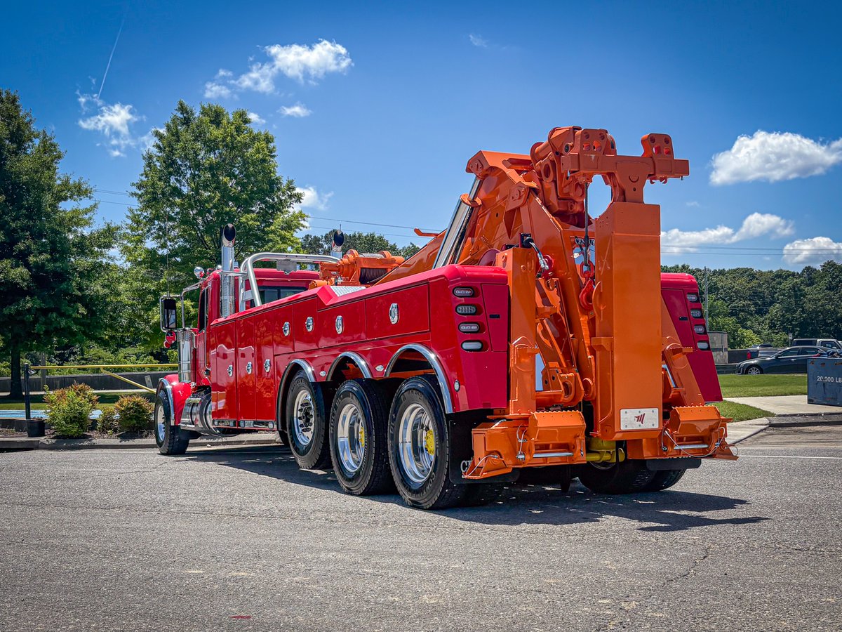 millerind's tweet photo. Big thanks and congrats to our friends at A Auto Truck Service in Palos Hills, IL with their new Century 9055XL on a @PeterbiltMotors 589 chassis! 💪 https://t.co/7VHr367VP3