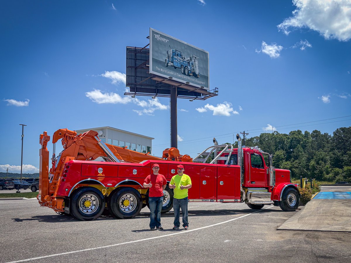 millerind's tweet photo. Big thanks and congrats to our friends at A Auto Truck Service in Palos Hills, IL with their new Century 9055XL on a @PeterbiltMotors 589 chassis! 💪 https://t.co/7VHr367VP3