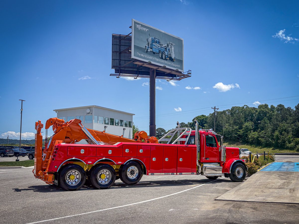 millerind's tweet photo. Big thanks and congrats to our friends at A Auto Truck Service in Palos Hills, IL with their new Century 9055XL on a @PeterbiltMotors 589 chassis! 💪 https://t.co/7VHr367VP3