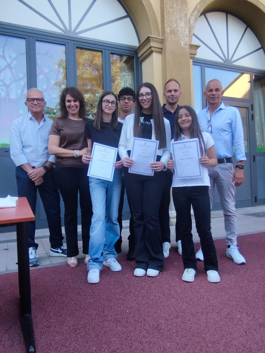 Graffignana's tweet photo. Il 22 maggio 2026 a Borghetto Lodigiano consegnate le borse di studio 2025/26 a 4 alunne della Scuola Secondaria di I grado, grazie al Comune e agli sponsor Senna Inox, Loas e Alba. Premiati Alice D’Agata, Ernesto Quintini, Nicole Roncarà e Viola Ravarelli. https://t.co/PhyE0M3FuC