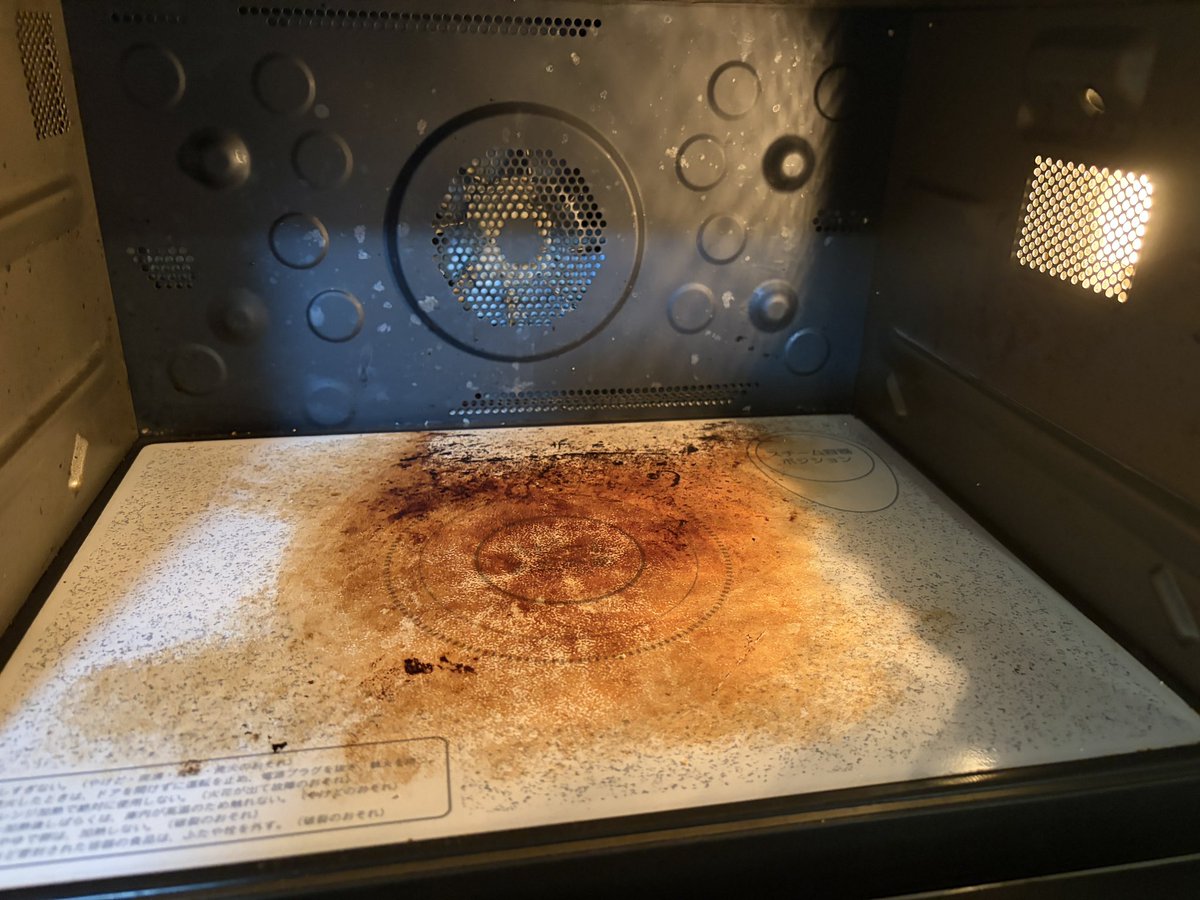 tomostart's tweet photo. オーブンレンジのオーブン機能を使うと、どうしても汚くなるので、重曹水をレンチンしてみます https://t.co/Kjn9BaI63z