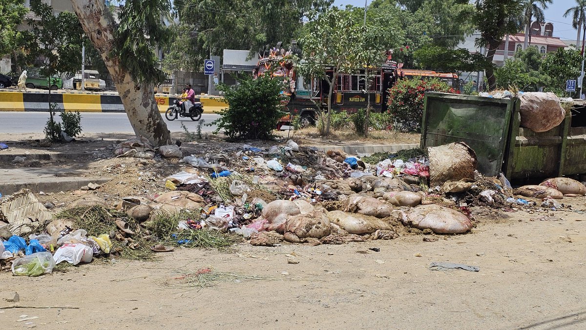 mki97h's tweet photo. @sswmb this is near PECHS Community Centre, Shahrah e Quaideen, Karachi. The smell is so extreme that is extremely difficult to stay home for the neighbourhood https://t.co/uqKZOoYG3h