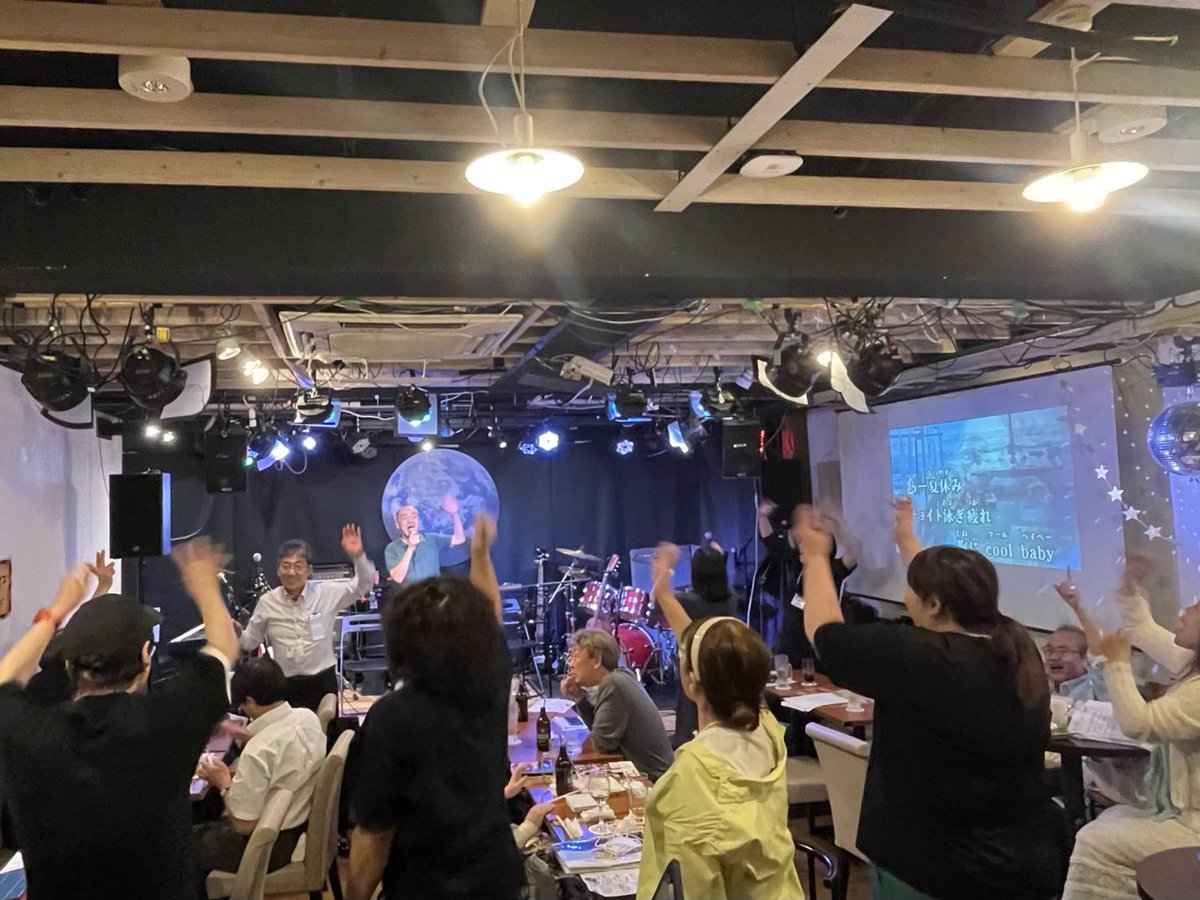 kanda_apollo's tweet photo. 木曜アポロ☆笑顔いっぱいで終了致しました❗️沢山のご来店有り難うございました✨本日も会場一体でお祭り騒ぎ🎵皆様のおかげです。初めましての方々も久しぶりの方もみんな有り難うございました❗️歌に合わせた創作ダンスも会場コーラスもいっぱい🎵あー楽しかった☀️またのご来店お待ちしております✨ https://t.co/Y6NnMB7yn9