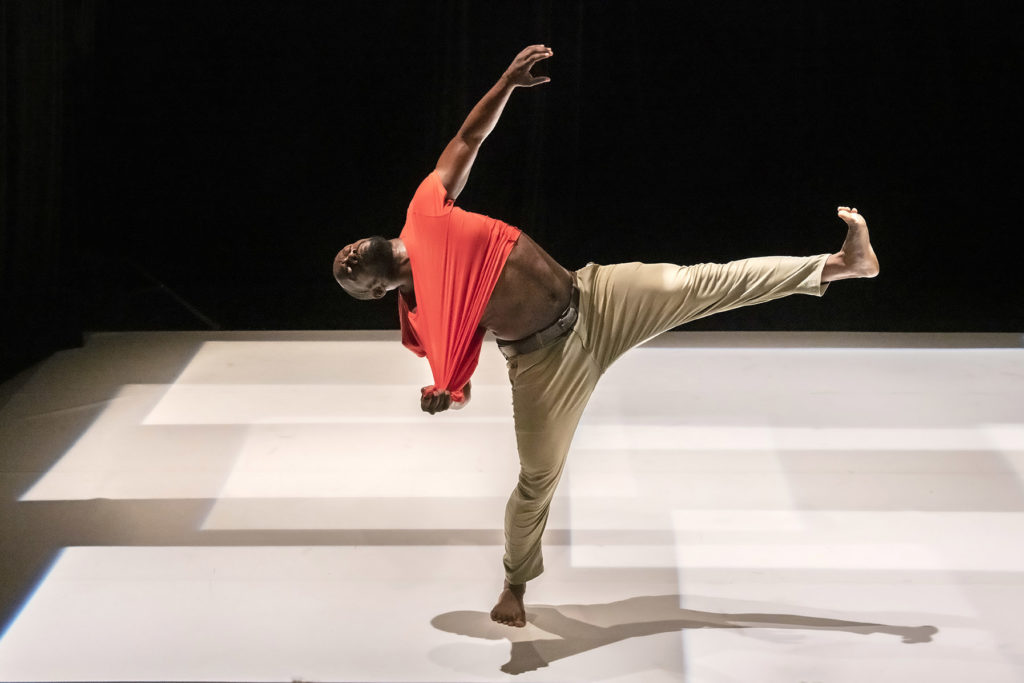 Africamoment's tweet photo. 🌋 AM26 presenta por primera vez en Cataluña la obra 'L'Expat' del coreógrafo comorense Salim Mze Hamadi, una obra sobre identidad, migración y pertenencia.  

📅12/06📍CC La Sagrera

📅17/06 📍Centre d'Arts Santa Mònica 

🔗Más info: https://t.co/guyiyYWnqD🔗 https://t.co/tUnYifmbW9