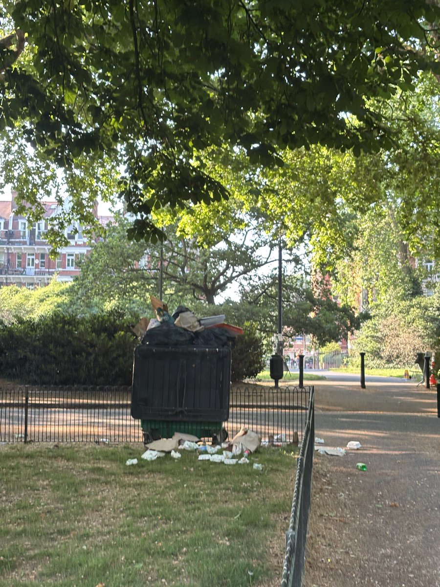 WarrinerWatch's tweet photo. @wandbc @EnableParks What’s happened to the large green bin rubbish collections in Battersea Park? None over Bank Holiday weekend and this morning..  @batterseapark https://t.co/OFcgwj1nFR