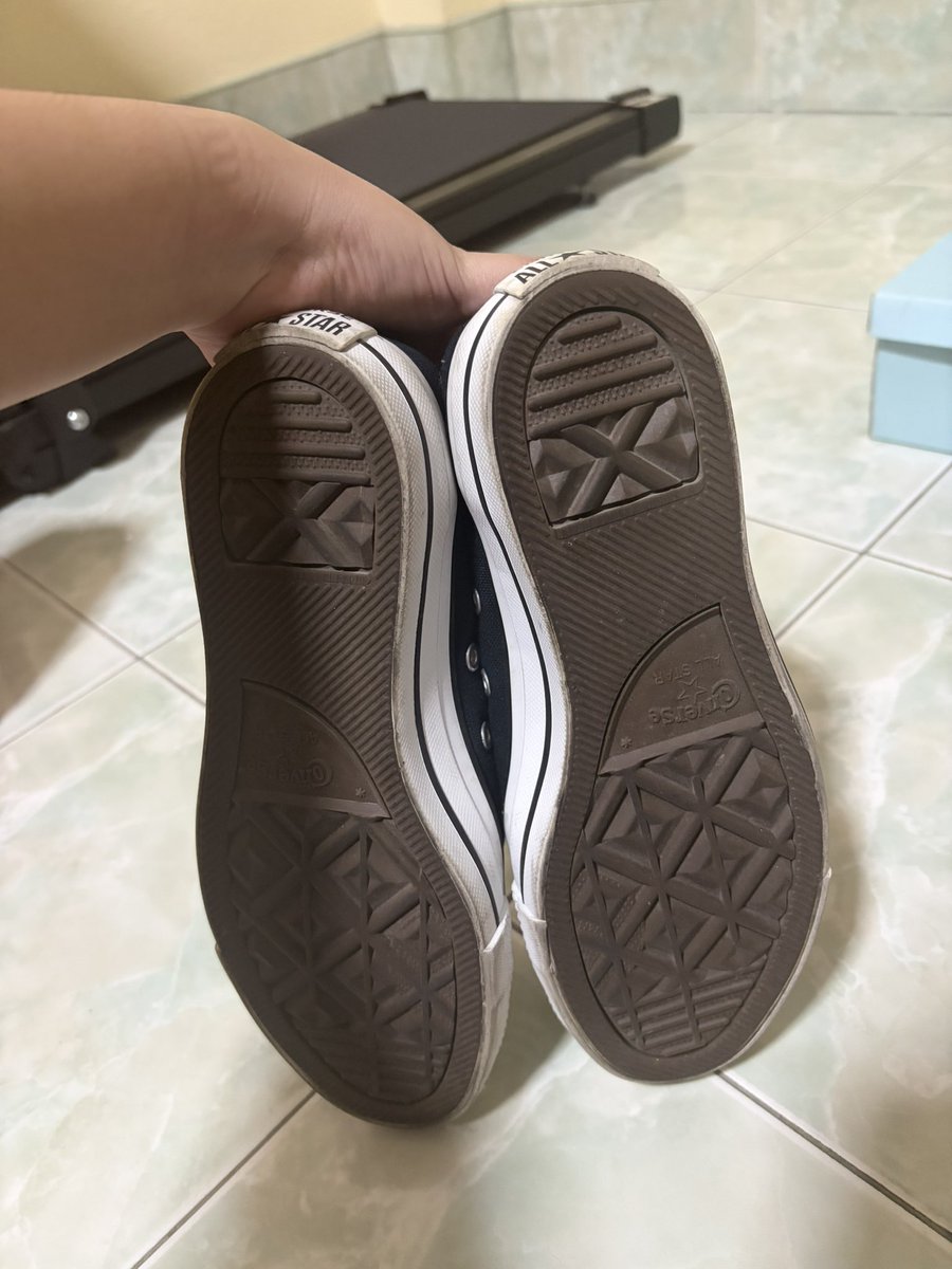 _toeyben's tweet photo. 1 ) converse all star , size 37.5 , 300 บาท https://t.co/0TtUJ2hv2F