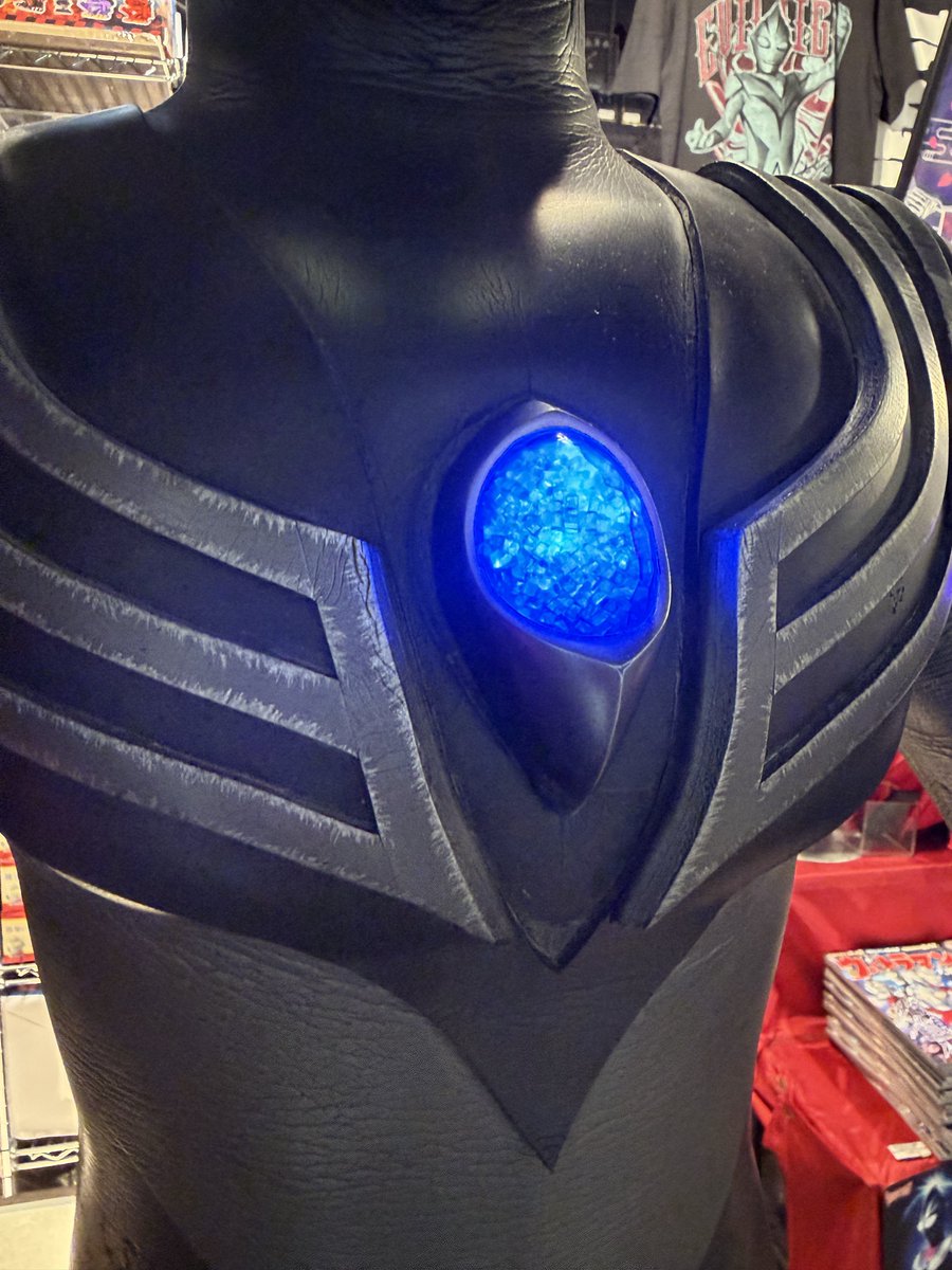 Northern_JOKER's tweet photo. 墓場の画廊さんに行ってきたぜっ。
初めてティガダークのスーツを間近で見た気がする👀
カラータイマーがめちゃくちゃ綺麗でしたっ。

#ウルトラマンティガPOPUP
#ティガ30周年
#墓場の画廊
#ティガダーク https://t.co/RwFdPW84uF