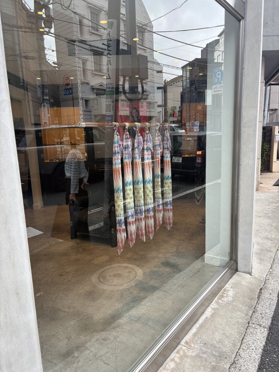 Shoelife2012's tweet photo. 原宿のスポットの一つにクロムハーツの店がある。とりあえず、朝だけ人が並びそれ以降は本当にお客様が居ない。(何か売り物があれば、ラッキー)
リセールショップでは、売り場が拡がる。
(スニダン)やはり売れているのだろう。
売れているブランドのない中、売れている。
何が魅力なのかを思う。 https://t.co/AHl4MnSbVh
