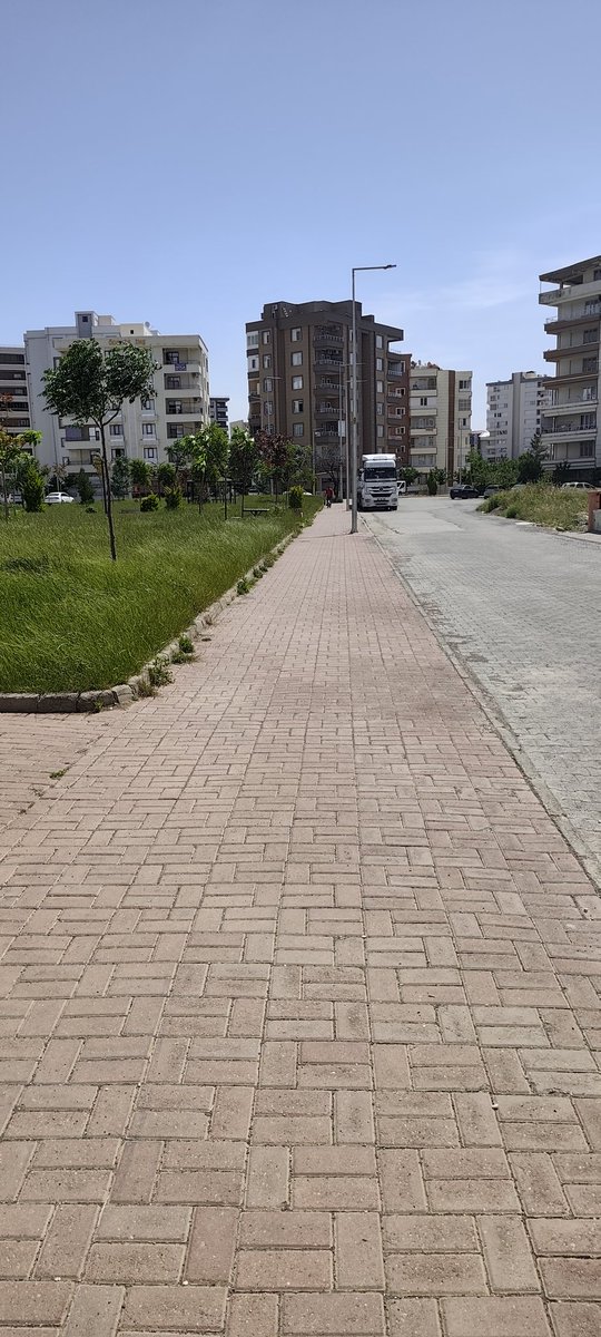 Umut_ciftci0633's tweet photo. Karaköprü Doğukent Mahallesi'nde bulunan HAYAL PARK yürüyüş yolu var fakat zemini parke taşı, bu insanları zorluyor ve yoruyor.Gereken çalışmayı @nihatcftc ve @Karakoprubel yapacağını temenni ediyoruz.#şanlıurfa #urfa @urfa https://t.co/GyGOgIDiPr