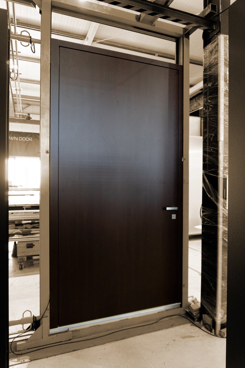 technicdoor's tweet photo. 🖤 120 mm pivot door with an exterior in RAL NOIR 900 textured finish and interior in TRESPA NW09 phenolic.🚪

📩 info@technicdoor.com
📞 +351 961 128 952
💻 https://t.co/nVt1ivxhmJ

#technicdoor #luxurydoors #architecture #pivotdoor #frontdoor https://t.co/0PqwAtGpPV