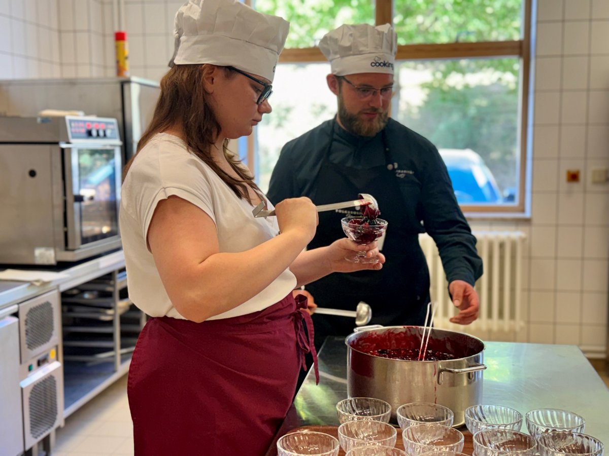 KreisVG's tweet photo. Im Rahmen des deutsch polnischen Projekts „Cooking into the future“ kamen vom 26. bis 28. Mai 2026 knapp 40 Schülerinnen, Schüler und Lehrkräfte aus insgesamt fünf Berufsbildungseinrichtungen zusammen. 

Weitere Informationen: https://t.co/DgBWSbbqUn https://t.co/2HBuVt3Xks