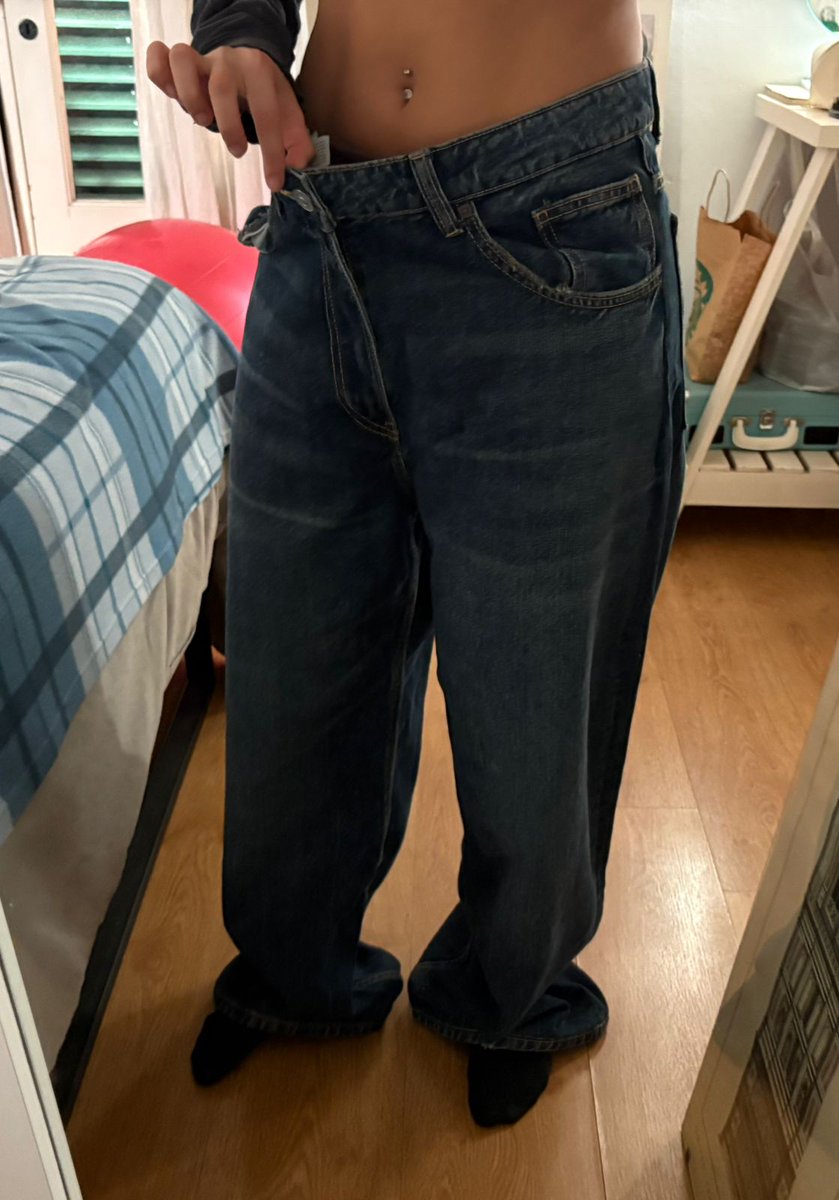 TAFKAjarrito's tweet photo. Hi @Zara I ordered a size 2 jean as a gift for my teenage niece. You sent a size 10. By the time she opened it, the gift had traveled US→UY→Argentina and I was back home with no way to return it. Your response? "Return it". It is 10K km away. Great way to deal with a customer. https://t.co/1OzR4uXL3z