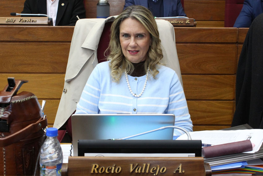 DiputadosPy's tweet photo. Instan al Ejecutivo al cumplimiento efectivo de ley que beneficia a actuarios judiciales y electorales

(Redacción: Prensa – Dirección de Comunicación). Un proyecto de declaración “Que insta al Ministerio de Economía y Finanzas dar cumplimiento a la Ley 7000/2022, Que modifica el artículo 1º de la Ley Nº 4992/2013, Que reglamenta, modifica y amplía las funciones de los actuarios de juzgados y tribunales del Poder Judicial, e incorpora a los actuarios de la Justicia Electoral’”, fue aprobado durante la última sesión extraordinaria de Diputados.

La iniciativa impulsada por la diputada Rocío Vallejo (PPQ-Capital) tiene por objeto urgir el cumplimiento de la Ley 7000/2022, promulgada el 28 de diciembre del 2022.

El documento expresa que el actuario judicial es el fedatario público de los juzgados y tribunales, depositario de la fe pública judicial y responsable civil y penalmente por la validez de las actuaciones procesales.

Para la proyectista, exigir el cumplimiento riguroso de las altas responsabilidades que la Ley 7000/2022 les impone, manteniendo congeladas sus remuneraciones en niveles desproporcionados respecto a la magistratura, “es una flagrante injusticia laboral y un desincentivo a la carrera judicial”.

➕ INFO en: https://t.co/Rhu9zRA1yN