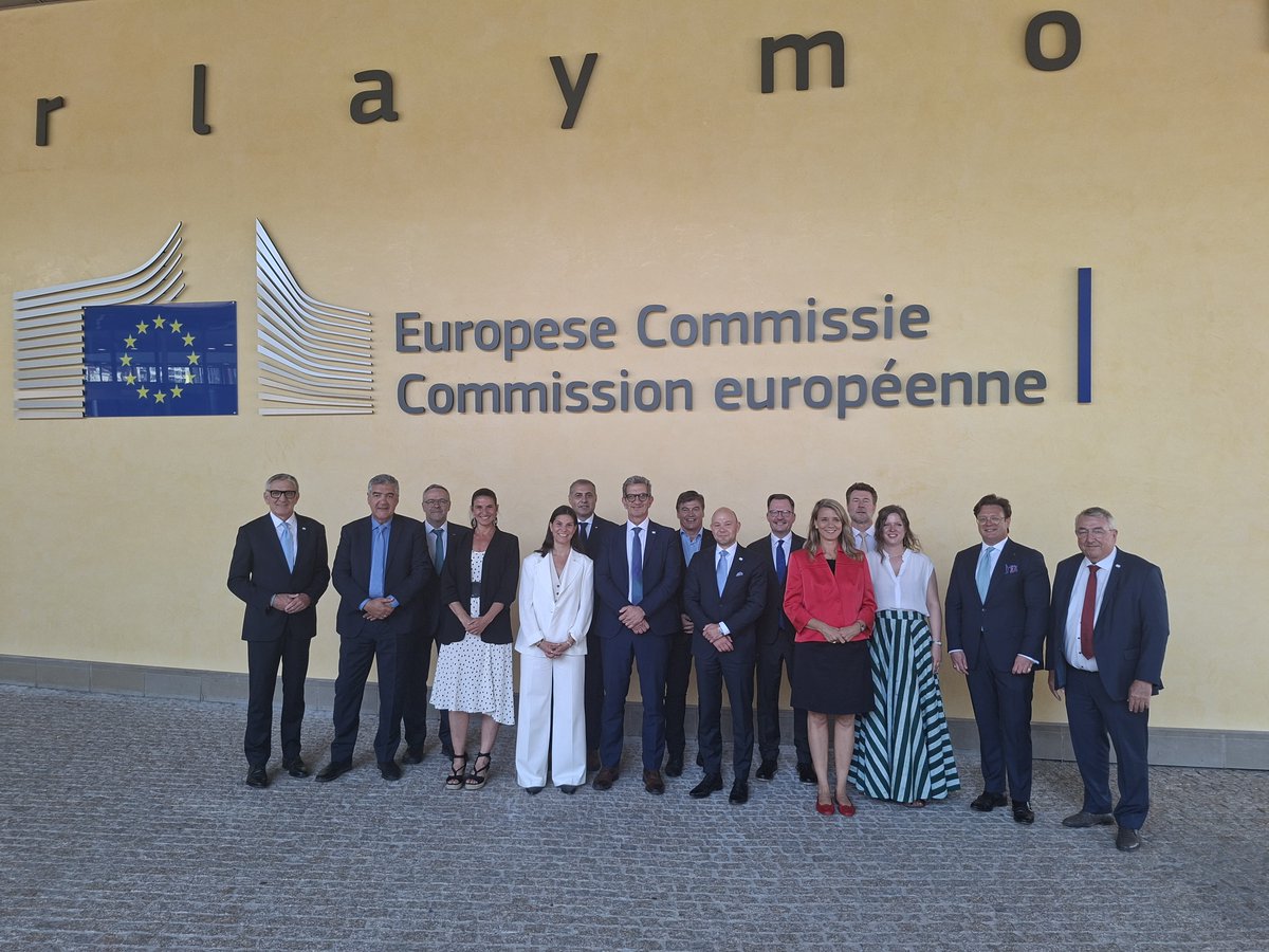 Pimec's tweet photo. El president @AntoniCanete ha traslladat la necessitat d’una Europa més pensada per a les pimes en una reunió privada amb la presidenta de la @EU_Commission, @vonderleyen, que ha rebut els vicepresidents de @SMEunited.

🔶 El president de Pimec ha posat èmfasi en la necessitat de legislar sota el principi “Think Small First” perquè la política europea s’adapti a la realitat de les pimes.

🔶 La presidenta de la Comissió Europea s'ha compromès a treballar en un acord amb els estats membres per erradicar la morositat en el marc de les seves prioritats de treball anuals.

Més informació: https://t.co/vFfFZZPg6u

#ThinkSmallFirst #SMEs #SMEfriendly
