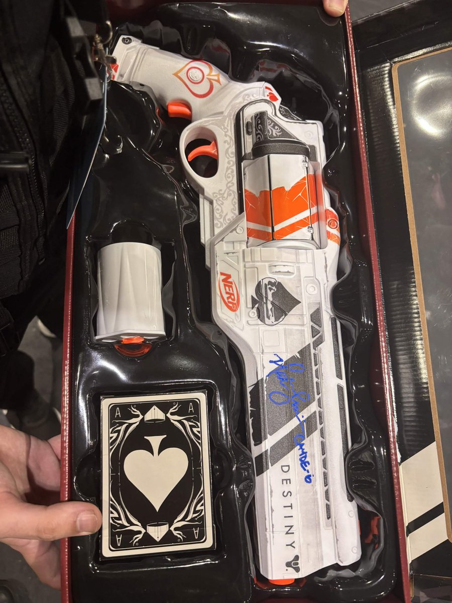teexzees's tweet photo. Getting the Ace of spades signed by Cayde himself!

#destiny #london #mcm #cosplay https://t.co/1aytCvv5iM