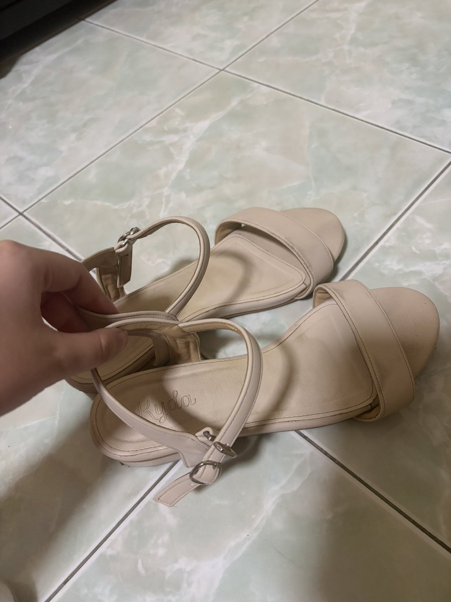 _toeyben's tweet photo. 3 ) kyda , size 38 , ราคา 60 บาท (ตามสภาพงับ) https://t.co/SqY1d408zx